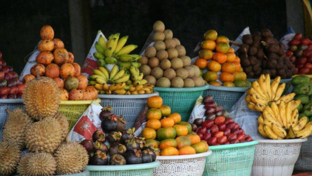 Immagine: Frutta esposta sul marciapiede, per i fruttivendoli di Pomigliano basta lavarla e lo smog viene via