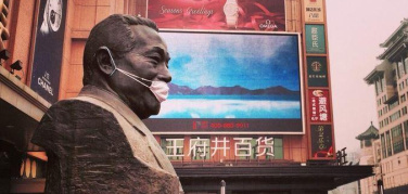 Pechino, allarme smog: statue imbavagliate per protesta e allerta a livello 