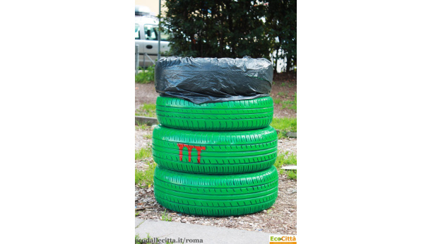 Immagine: Rifiuti a Torpignattara, i cittadini creano cesti con pneumatici