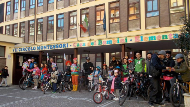 Immagine: Bike To School in maschera: Roma si colora di bici