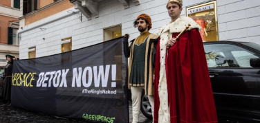 Il Re di Greenpeace è nudo a Roma contro le sostanze tossiche dell'Alta Moda