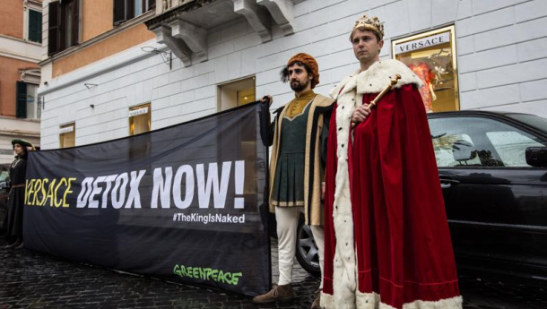 Immagine: Il Re di Greenpeace è nudo a Roma contro le sostanze tossiche dell'Alta Moda