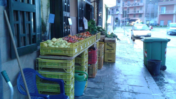 Immagine: Il fruttivendolo di Pomigliano multato per i prodotti sul marciapiede: «Nessuno mi ha mai detto che c'entrasse lo smog»
