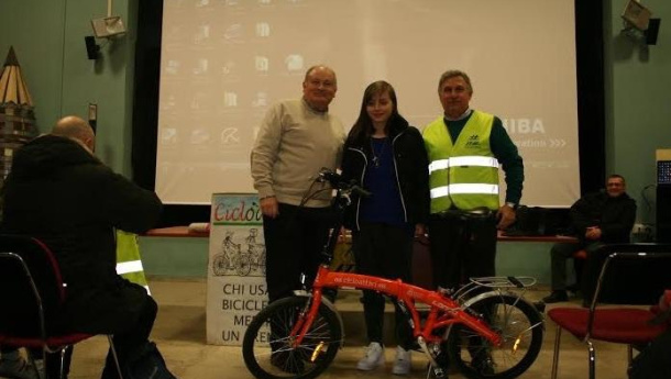 Immagine: Cicloamici Foggia regala bici pieghevole a studentessa per l'8 marzo