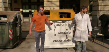 Cassonetto ridipinto sotto la Mole, primo esperimento di pittura delle Sentinelle dei Rifiuti