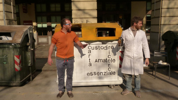 Immagine: Cassonetto ridipinto sotto la Mole, primo esperimento di pittura delle Sentinelle dei Rifiuti