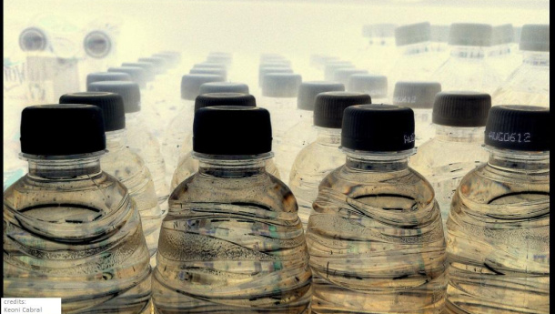 Immagine: Dopo i sacchetti, lotta alle bottiglie di plastica. (A San Francisco)