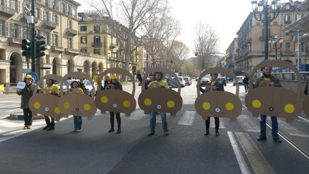 Immagine: Legambiente, flash mob in corso Vittorio a Torino per fermare l'invasione delle auto | Foto e video