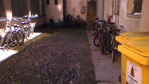 Immagine: Bici posteggiate in cortile? Petizioni contro chi dice no