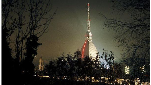 Immagine: Earth Hour: Torino spegne la Mole per un'ora