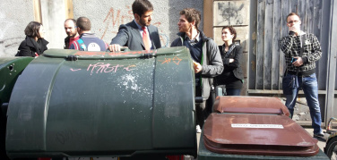 L'assessore Enzo Lavolta in sopralluogo a Vanchiglia con le Sentinelle mentre i rifiuti indifferenziati calano