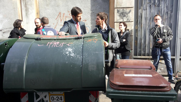 Immagine: L'assessore Enzo Lavolta in sopralluogo a Vanchiglia con le Sentinelle mentre i rifiuti indifferenziati calano