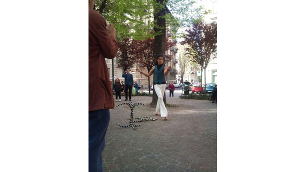 Immagine: Un artista per le Sentinelle: la performance di Gustavo Ollitta