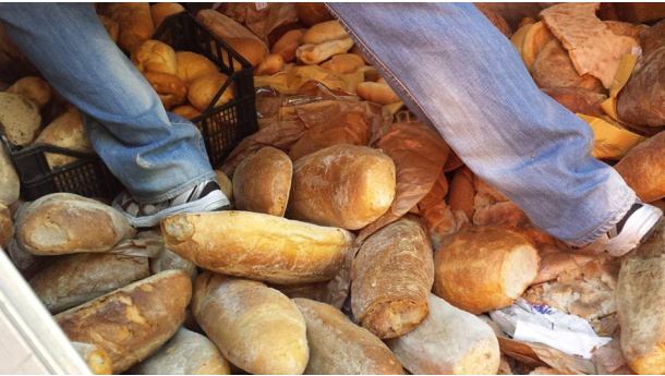 Immagine: Spreco di cibo, ogni giorno in discarica 13 mila quintali di pane. L'inchiesta di Gad Lerner