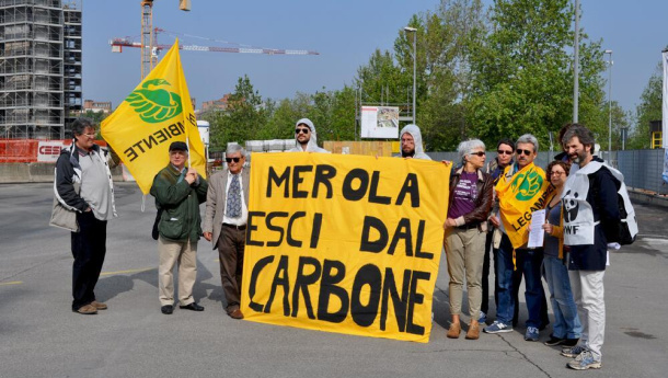 Immagine: Assemblea HERA, blitz delle associazioni ambientaliste contro il progetto di centrale a carbone di Saline Joniche