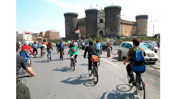 Immagine: A Napoli parte il bici sightseeing, per visitare la città pedalando