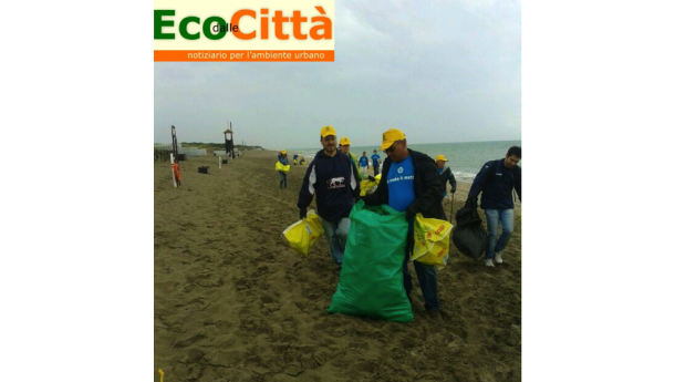 Immagine: Cinque tonnellate di rifiuti sulle spiagge laziali, Legambiente si rimbocca le maniche