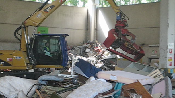 Immagine: Muggiano: l'impianto AMSA dove finiscono i rifiuti ingombranti di Milano / VIDEO