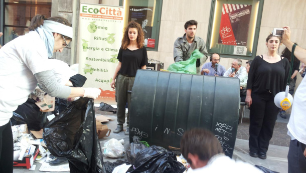 Immagine: Com'è andato il Trash mob delle Sentinelle dei rifiuti davanti al Cinema Massimo | Video e foto