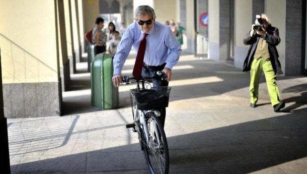 Immagine: Chiamparino e la bici sotto i portici