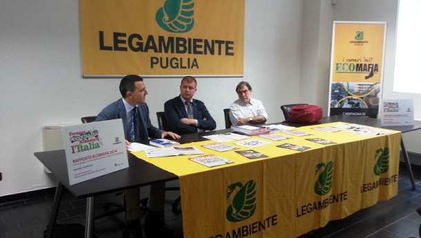 Immagine: Legambiente presenta Ecomafia 2014. Puglia tra i primi posti per illegalità e ciclo dei rifiuti