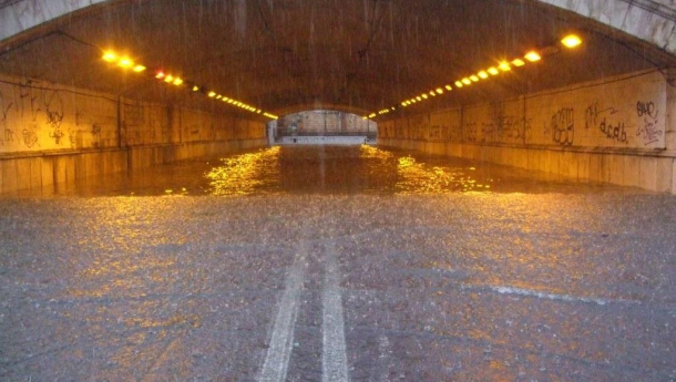 Immagine: Bari, allagato sottovia Quintino Sella. Auto in panne ma una bici 