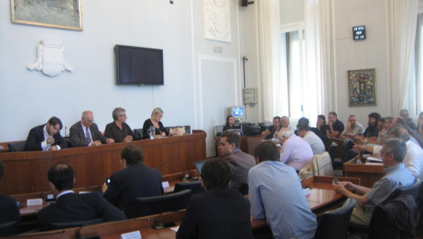 Immagine: Tassametri finti, lavoratori sfruttati e auto non assicurate: le accuse dei taxisti milanesi a UBER