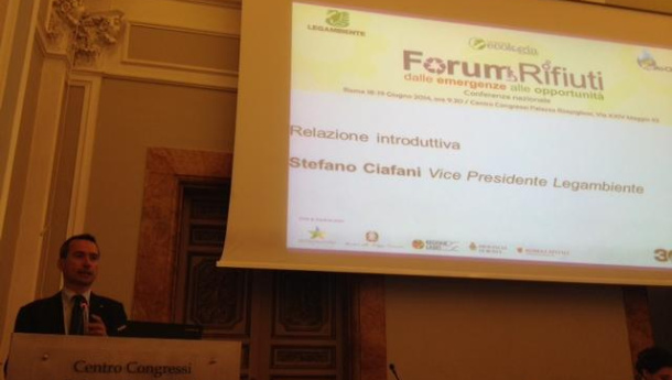Immagine: Emergenza o opportunità? Il punto sui rifiuti in Italia di Stefano Ciafani
