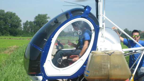 Immagine: Lotta alle zanzare: a Milano la prevenzione si fa anche in elicottero / VIDEO
