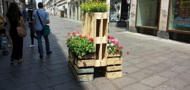Via Garibaldi, le fioriere sono realizzate con materiali di recupero
