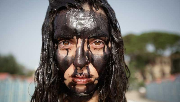 Immagine: Trivelle in Sicilia: Greenpeace simula un incidente petrolifero | Fotogallery