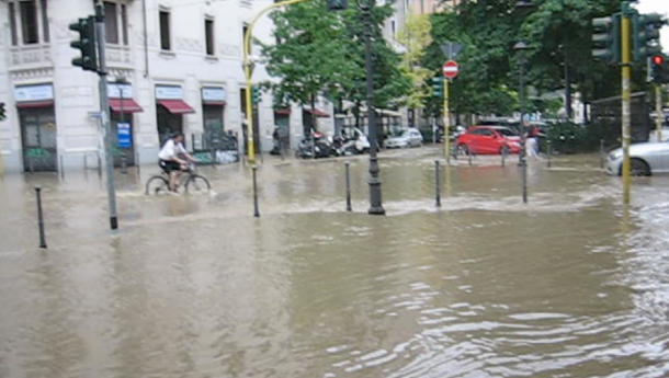 Immagine: Milano, la piena del Seveso arriva al quartiere Isola, ecco il nostro VIDEO