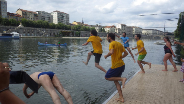 Immagine: Torino, Big Jump 2014 nel Po per rivendicare la balneabilità delle acque | Video e foto