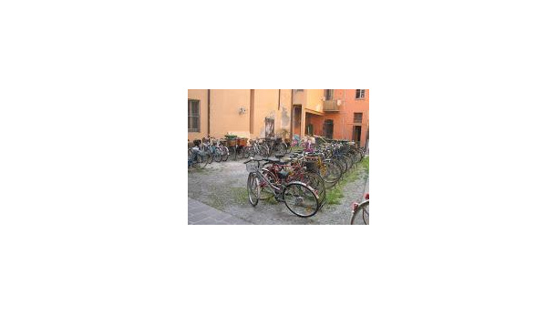 Immagine: Carte bollate e vandalismi, nei condomini è guerra per le bici in cortile
