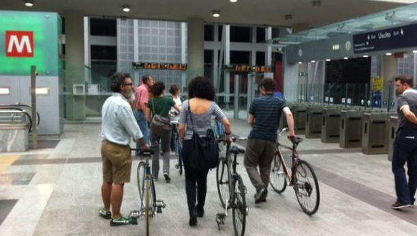 Immagine: Torino, il primo viaggio di un ciclista in metro