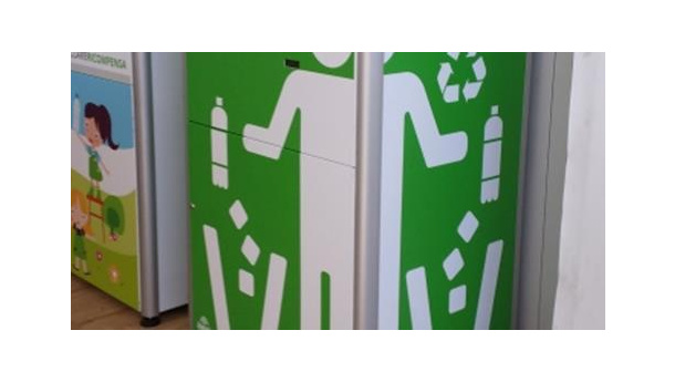 Immagine: Rifiuti, a Roma arrivano i riciclatori. Coupon in cambio di bottiglie di plastica