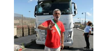 Messina, il sindaco blocca i tir sul molo per fa rispettare il divieto di transito |Video