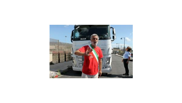 Immagine: Messina, il sindaco blocca i tir sul molo per fa rispettare il divieto di transito |Video