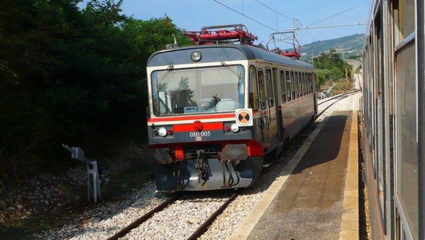 Immagine: Gargano, rifiuti su rotaia. Nicastro: 