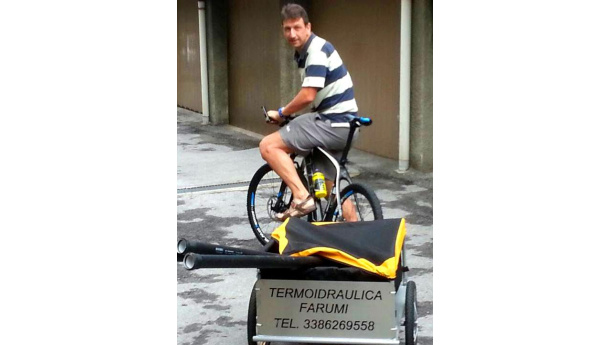 Immagine: A Lecco spunta l’eco- trumbee: l’idraulico in bicicletta