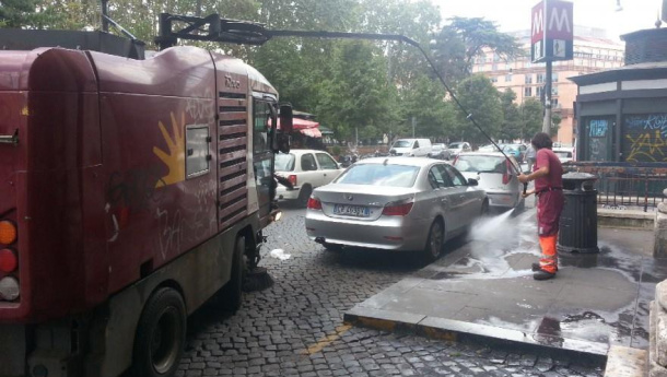 Immagine: Pulizie estive a Roma: cittadini e Ama impegnati contro degrado e sporcizia