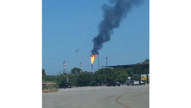 Immagine: Brindisi contro l'accensione delle torce dello stabilimento Versalis. Arpa Puglia: “Monitoriamo”