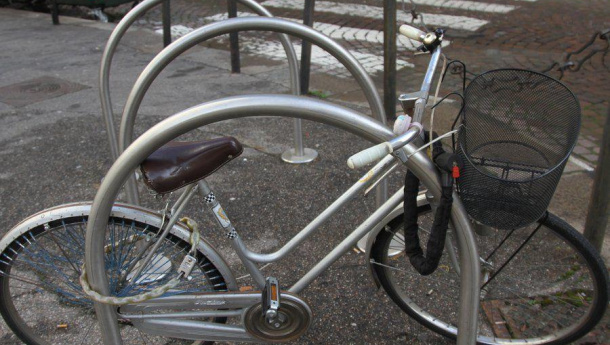 Immagine: Torino, l'assessore Lavolta presenta un piano per il parcheggio delle biciclette