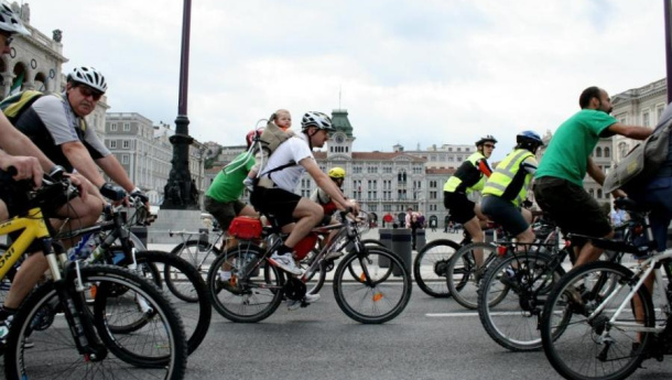 Immagine: La rete Mobilità Nuova scrive a Renzi quattro proposte per cambiare la mobilità urbana. Controsenso ciclabile compreso