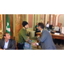 Immagine: Michele Forzinetti è sceso dal cipresso e ha consegnato la raccolta firme al sindaco di Varese