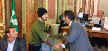 Michele Forzinetti è sceso dal cipresso e ha consegnato la raccolta firme al sindaco di Varese