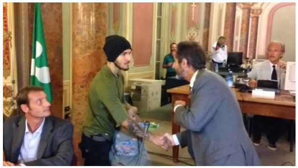 Immagine: Michele Forzinetti è sceso dal cipresso e ha consegnato la raccolta firme al sindaco di Varese