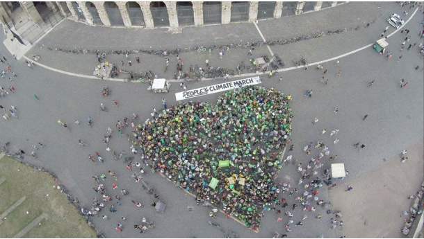 Immagine: People's Climate March: a Roma un cuore verde contro i cambiamenti climatici