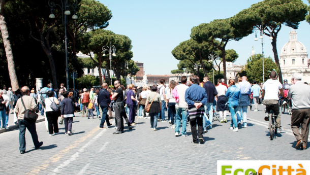 Immagine: Roma, Via dei Fori Imperiali pedonale nel weekend fino al 25 ottobre