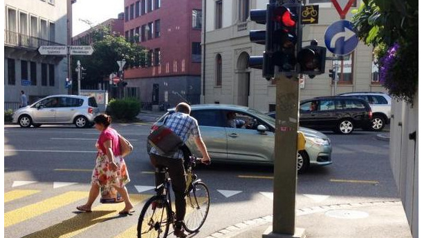 Immagine: Basilea, la sperimentazione che permette ai ciclisti di svoltare a destra col rosso è un successo